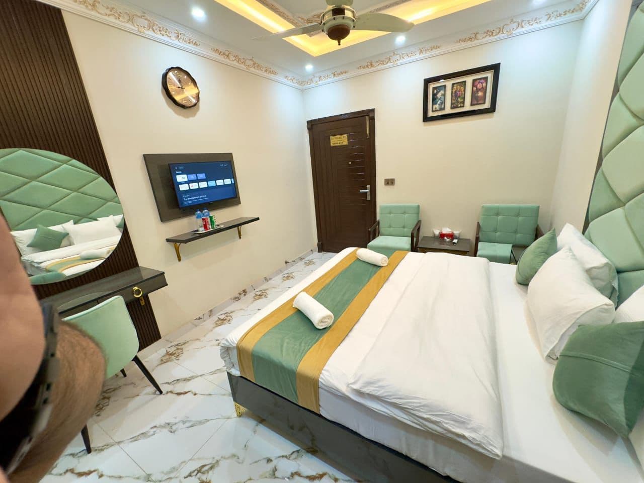 Go 003 Hotel Lahore Deluxe Double Bed