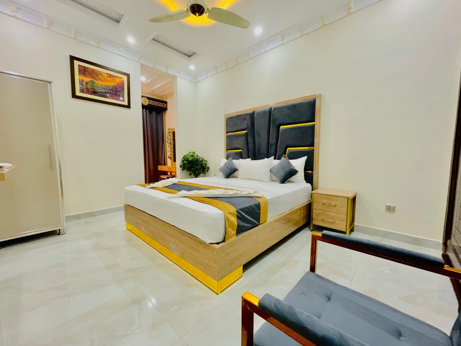 Go 002 Hotel Lahore Deluxe Double Bed