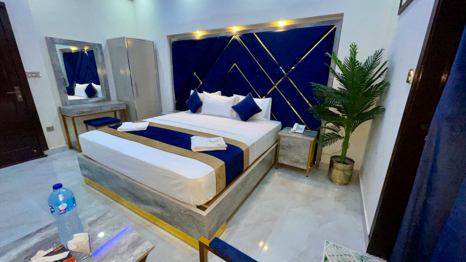 Go 002 Hotel Lahore Deluxe King Bed