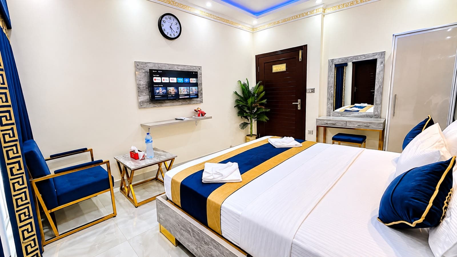 Go 002 Hotel Lahore Deluxe King Bed