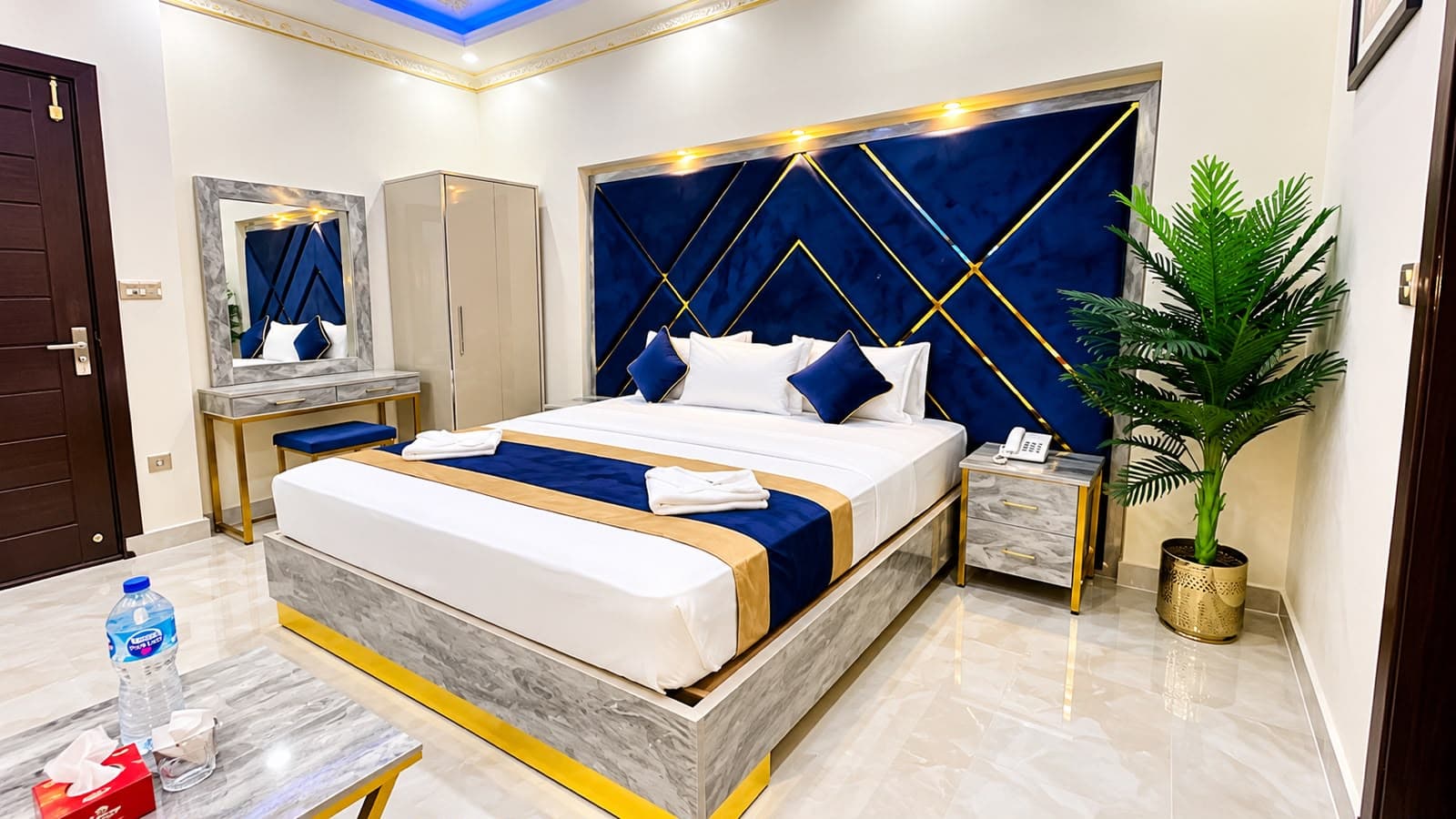 Go 002 Hotel Lahore Deluxe King Bed