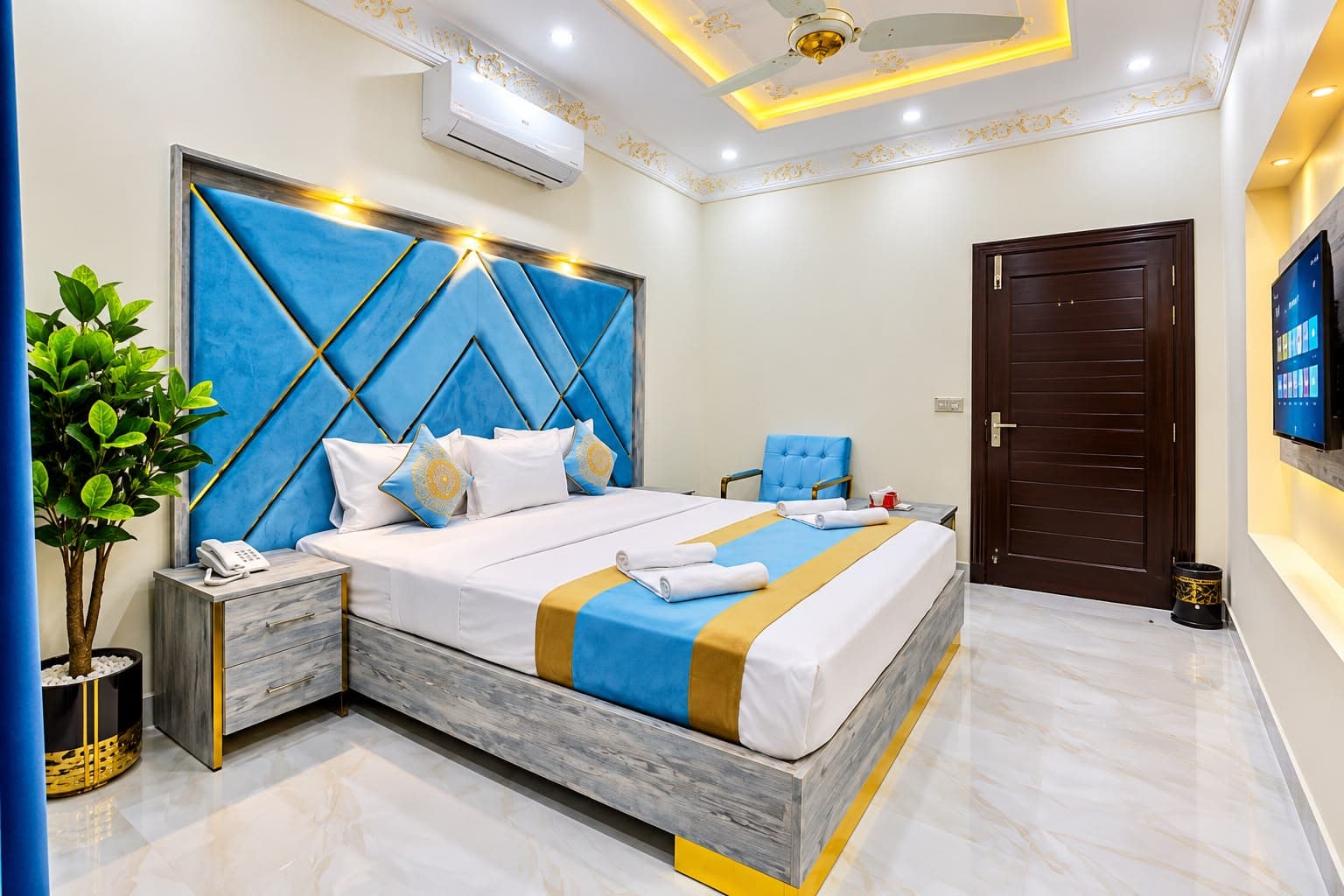 Go 002 Hotel Lahore Deluxe King Bed
