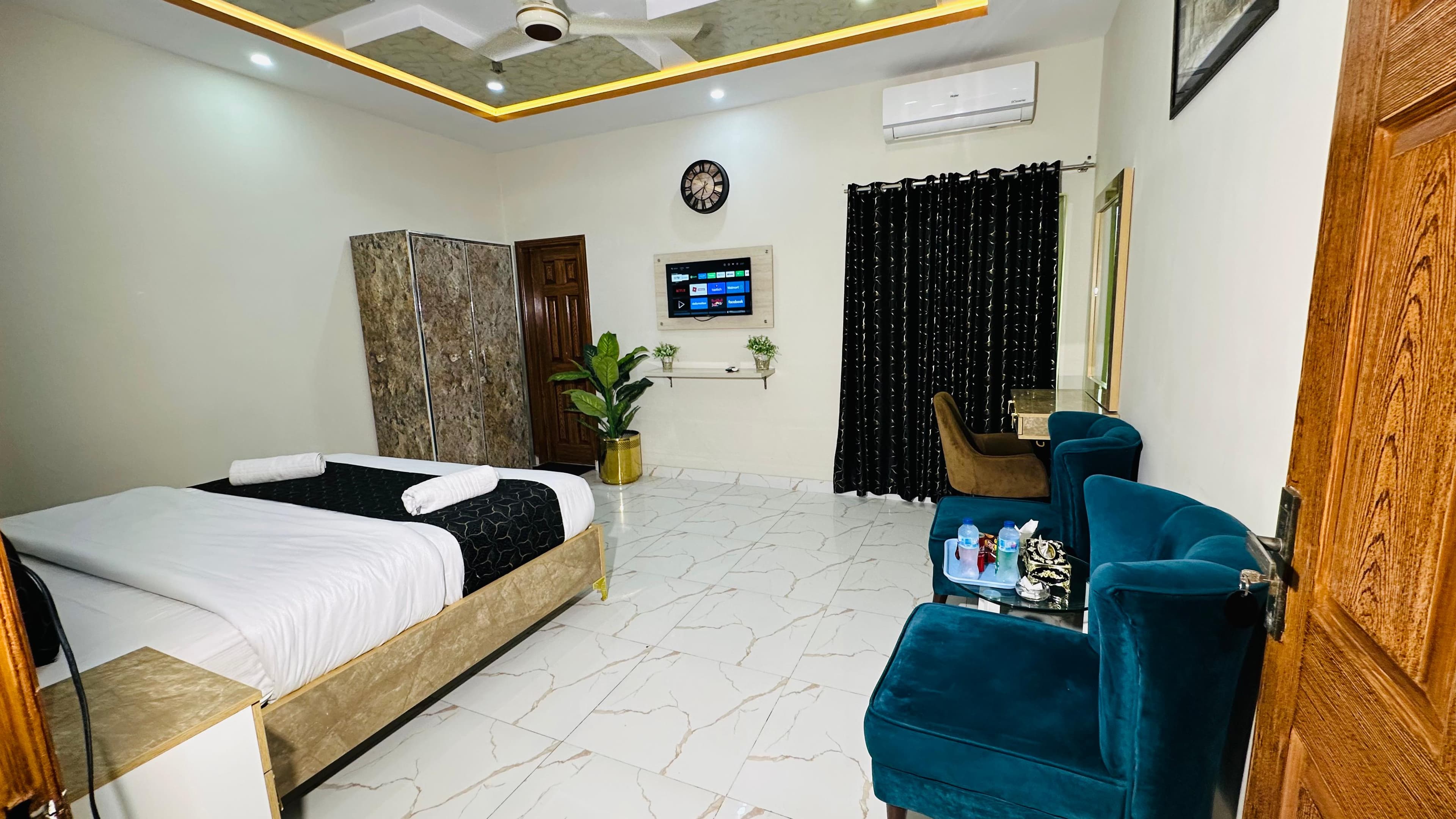 Go 008 Hotel Deluxe Double Bed Room